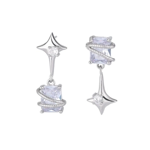 Boucles d'oreilles asymétriques en argent avec zircon carré et éléments en forme d'étoile