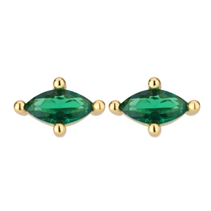 Detailansicht der marquise-geschliffenen Smaragd-Ohrringe mit goldener Vier-Krallen-Fassung