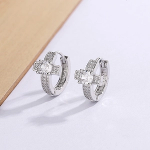 Gros plan de boucles d'oreilles croix en argent S925 avec pavé de zircons blancs