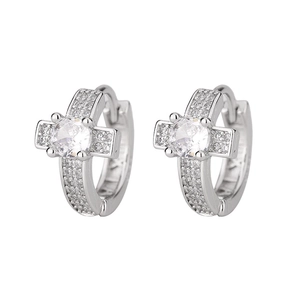 Détail de boucles d'oreilles S925 en argent avec cadre en croix et zircons micro-pavés