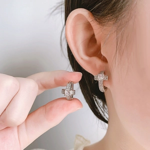 Boucles d'oreilles créoles croix argentées pour homme avec zircone micro-pavée et placage S999