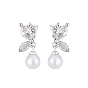 Boucles d'oreilles papillon en argent avec zircons brillants et perles blanches élégantes
