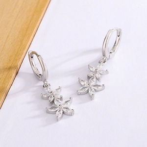 Dettaglio del marchio S925 su orecchini a fiore in argento con zirconi taglio marquise