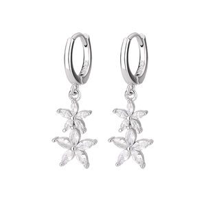 Dettaglio di orecchini in argento S925 con pendenti a doppio fiore in zircone lucido