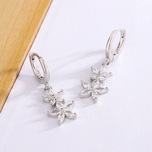 Eleganti orecchini a fiore in argento S925 con zirconi bianchi dal taglio marquise