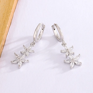 Orecchini pendenti in argento S925 con fiori in zircone taglio marquise ed eleganti