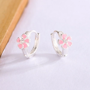 Boucles d'oreilles créoles fleurs en émail rose et cristal central étincelant