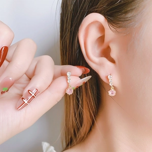 Boucles d'oreilles fleurs en zircon rose avec finition dorée et cristaux étincelants