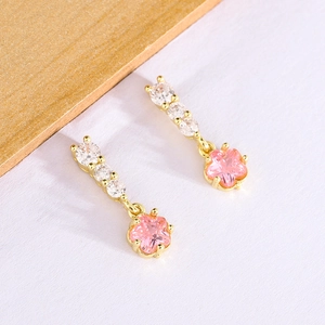 Boucles d'oreilles fleur en zircone rose en forme d'étoile avec finition dorée