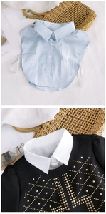 Détail d'un faux col de chemise amovible bleu clair et blanc avec sangles réglables