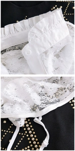 Détail d'un faux col en dentelle blanche avec bords à volants et bouton de fermeture élégant