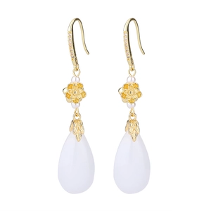 Détail de boucles d'oreilles pendantes plaquées or 14K avec lotus et gouttes en agate