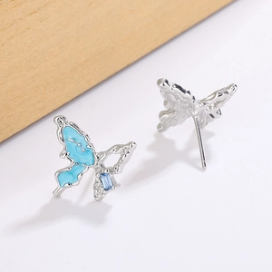 Détails de boucles d'oreilles papillon en argent avec émail bleu et zircon brillant