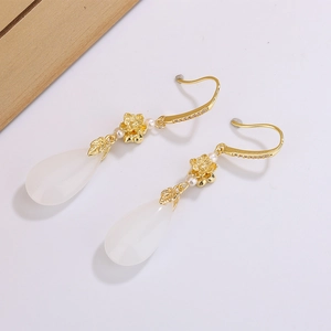 Élégantes boucles d'oreilles lotus goutte d'eau plaquées or 14K avec perles et jade blanc