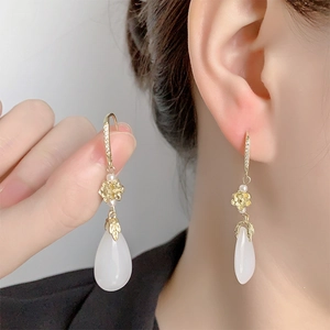 Boucles d'oreilles lotus plaquées or 14K avec perles gouttelettes au style vintage chinois