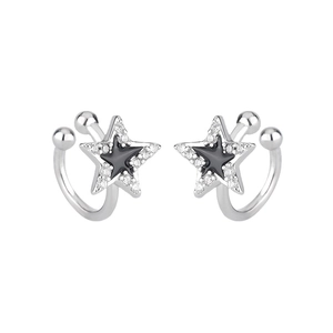 Détail de boucles d'oreilles étoile en argent avec centre noir et zircons brillants