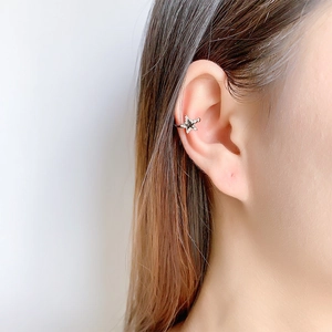 Manchette d'oreille étoile argentée avec cristaux brillants sur le cartilage supérieur