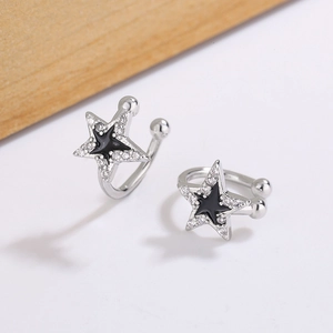 Cuff d'oreilles étoile argentée avec zircons et émail noir pour oreilles non percées