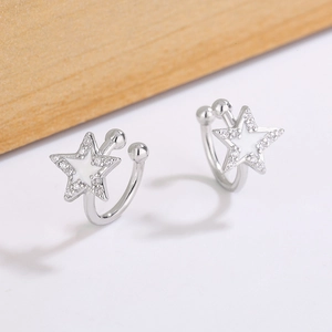 Cuff d'oreilles étoile scintillante avec émail blanc et zircons pour oreilles non percées