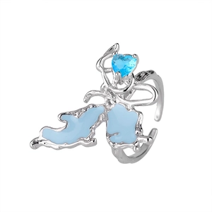 Dettaglio macro dell'anello d'argento con zircone a cuore blu e design ad ali di farfalla