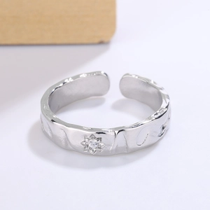 Anello celeste argento con trama martellata a mano e zircone a stella su sfondo bianco