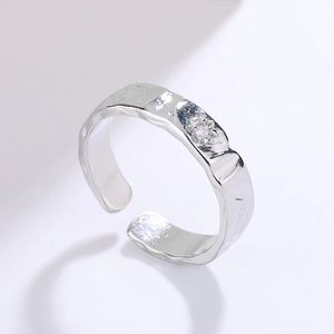 Anello regolabile in argento con texture martellata e zirconi brillanti per lei