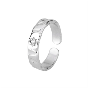 Anello regolabile in argento con sole e stella, texture martellata e zircone