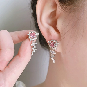 Orecchini pendenti con zircone rosa e frange di nappe in argento per donne eleganti
