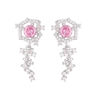 Eleganti orecchini a fiori rosa con scintillanti zirconi cubici in finitura argento