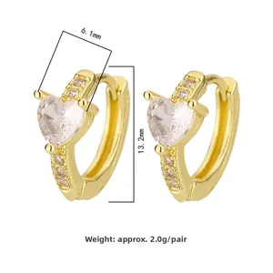 Détail des boucles d'oreilles cœur en zircon avec dimensions 13,2 mm et 6,1 mm de large