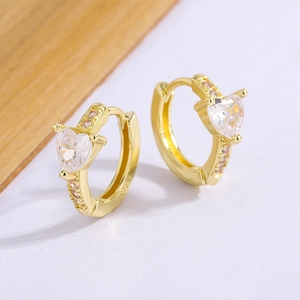 Détail de créoles en argent S925 en forme de cœur avec cristaux de zircon rose et clair