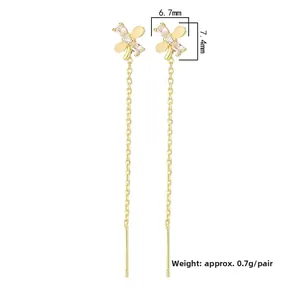 Détail de boucles d'oreilles papillon dorées avec cristaux, taille 6,7mm x 7,4mm