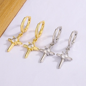 Détail des boucles d'oreilles croix en argent S925 avec zircon en doré et argenté