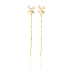 Détail de boucles d'oreilles papillon à pampilles en plaqué or avec ailes en zircon