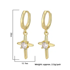 Vue détaillée de boucles d'oreilles croix dorées avec zircon, dimensions 28mm x 10.9mm