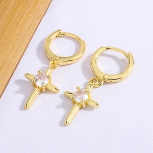 Vue détaillée des boucles d'oreilles créoles croix dorées avec zircon scintillant