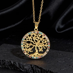Collana Albero della Vita dorata con pietre colorate su sfondo di seta nera e pietra