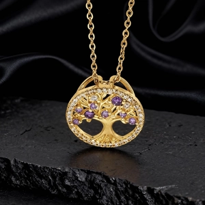 Dettaglio della collana albero della vita con gemme viola e diamanti su pietra nera
