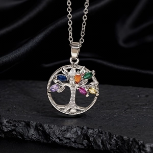 Dettaglio del ciondolo Albero della Vita con gemme multicolori e cristalli micro-pavé