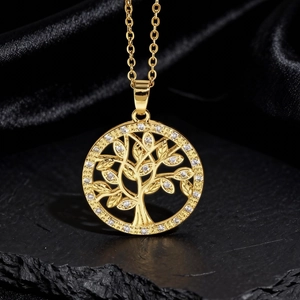 Collana Albero della Vita dorata con zirconi su sfondo lussuoso di seta nera e pietra
