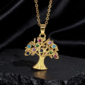 Dettaglio dell'albero della vita con gemme multicolori su una catena dorata