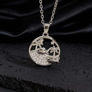 Dettaglio macro della collana Albero della Vita argento con palme e zirconi incastonati