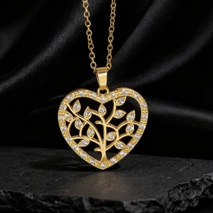 Dettaglio del ciondolo a cuore albero della vita dorato con cristalli scintillanti