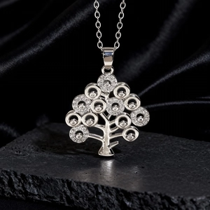 Dettaglio del ciondolo Albero della Vita in argento con cristalli su seta e pietra