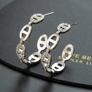 Elegant silver pavé zircon pig nose hoop earrings with a sparkling chain link design