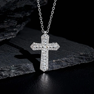 Collier avec pendentif croix plaqué or et zircons scintillants sur fond de pierre noire