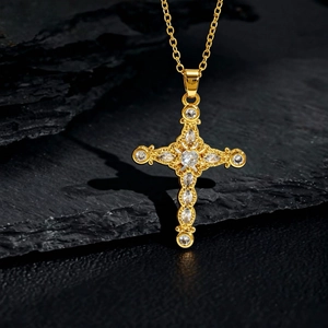 Collier croix plaqué or de luxe avec zircons étincelants sur fond de pierre sombre