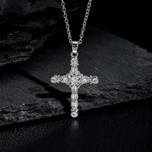 Collier croix élégant plaqué or avec zircons cubiques brillants sur pierre noire
