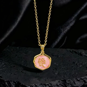 Exquisito collar con colgante hexagonal de girasol chapado en oro sobre elegante seda negra