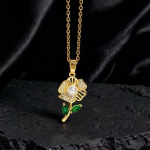 Collar de girasol bañado en oro con perla blanca, circonitas y hojas verdes fino